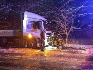 На дорогах под Мариуполем застряли три грузовика