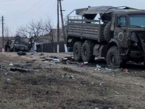 Под Мариуполем украинские военные уничтожили российские Рысь и КамАЗ