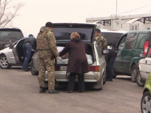 Фискалы не пропускают через КПВВ Донбасса машины с личными вещами, - волонтеры