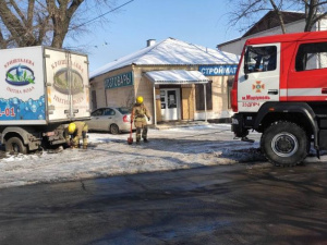 В Мариуполе грузовик застрял в грязи  (ФОТО)