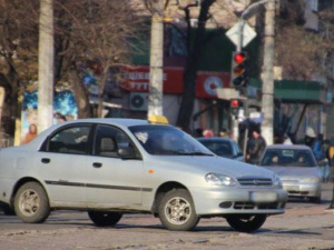 Неожиданная проверка: таксисты Мариуполя проходят тест на наркотики и алкоголь (ФОТО)