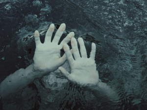 Трагедия на море под Мариуполем. Не удалось спасти мужчину и женщину