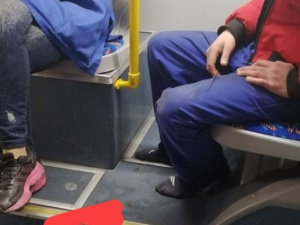 С билетом, но без обуви: в Мариуполе заметили необычного пассажира (ФОТО)