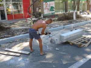 Светлый парадный гранит захватывают и колют при укладке в центре Мариуполя (ФОТО+ВИДЕО)