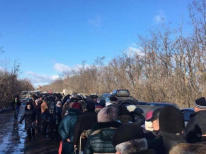 В «серой зоне» под Мариуполем «застряли» 100 машин с мирными жителями