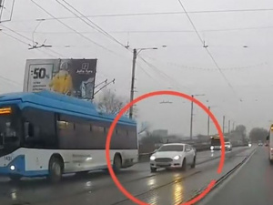 В Мариуполе сняли видео, как автомобилисты гоняли на красный и не пропускали пешеходов