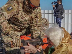 В Мариуполе 79-летняя пенсионерка взяла в руки автомат Калашникова ради защиты семьи