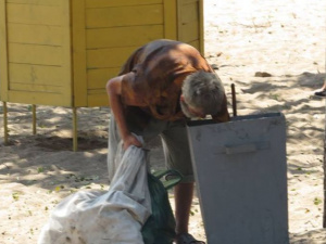 С пляжей Мариуполя ежедневно вывозят до 40 контейнеров мусора (ФОТО)
