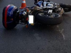В центре Мариуполя иномарка сбила мотоциклиста: пострадавшего увезла «скорая» (ФОТО)