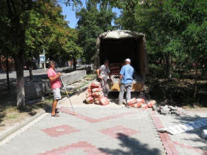 Дорожки у обновляемой башни обсерватории в Мариуполе покрылись мозаикой (ФОТОФАКТ)