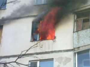 Во время пожара в Мариуполе пострадали трое взрослых и ребенок (ДОПОЛНЕНО)