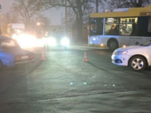 В Мариуполе в результате аварии автомобиль вылетел с дороги