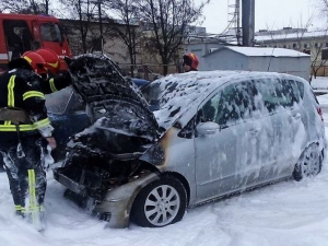 Пожар на автостоянке в Мариуполе: загорелся Mercedes (ФОТО+ВИДЕО)