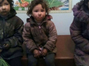 Голодные дети в Донецкой области добывали вещи на свалке