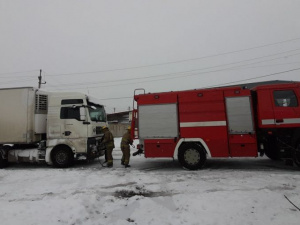 В Мариуполе грузовики застряли на скользкой дороге (ФОТО+ВИДЕО)