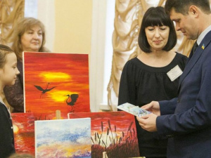 Перед сессией горсовета в Мариуполе организовали ярмарку в поддержку юных талантов (ФОТО)