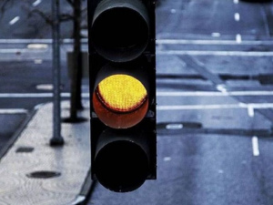 В Мариуполе может исчезнуть мигающий желтый сигнал светофора