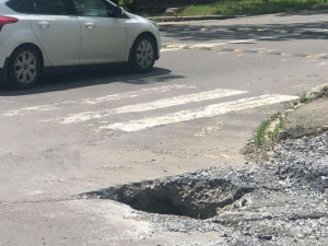 Мариупольцам возле пешеходного перехода несколько дней угрожала глубокая яма (ФОТО)