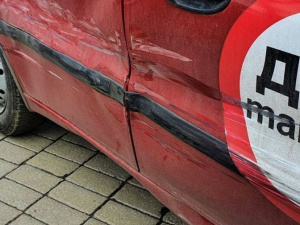 Ирония судьбы: в Мариуполе автомобиль с наклейкой «ДТП» попал в аварию