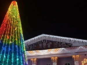 В центре Мариуполя откроют елку и каток. «Мариупольское телевидение» покажет праздник в прямом эфире