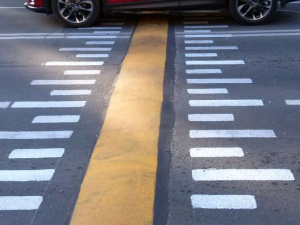Радость пешехода: В Мариуполе принудили водителей снижать скорость у переходов (ФОТОФАКТ)