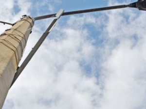 В Мариуполе нет оборудования для замены покосившихся столбов