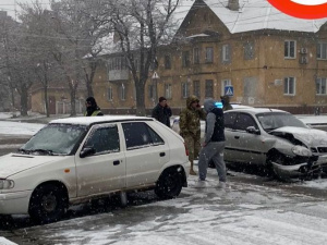 Возле мариупольского парка автомобили не поделили дорогу