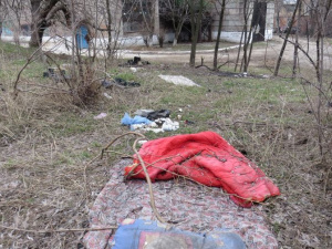 В центре Мариуполя у церкви христиан-баптистов лежбище бездомных превратилось в свалку (ФОТОФАКТ)