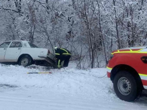 В Мариуполе машина попала в «ловушку». Спасатели помогали водителям по всей Донецкой области