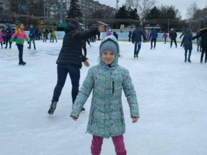 Мариупольские школьники активно проводят каникулы на катке (ФОТО)
