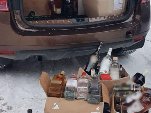 По тротуару в Мариуполе двигался автомобиль с нелегальным алкоголем (ФОТО)