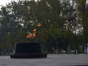 В Мариуполе у подножия памятника Освободителям Донбасса снова горит Вечный огонь (ФОТО)