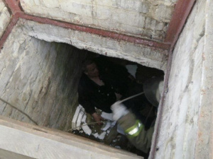 На Донетчине спасатели совместно с медиками доставали мужчину из подвала (ФОТО)