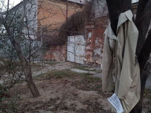 Теплая акция: в Мариуполе деревья «нарядились» в куртки и пальто (ФОТО)