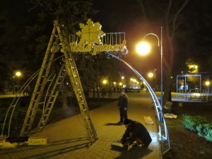 Мариуполь к Новому году украшают новыми светящимися объектами (ФОТО)
