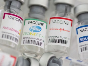 В Украине будут вводить третью дозу COVID-вакцины: кто ее получит?