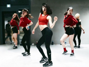 K-POP на публике: мариупольцев приглашают станцевать по-южнокорейски (ВИДЕО)