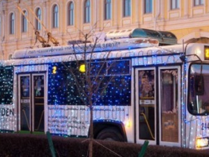 Хористы Мариуполя споют колядки в Рождественском троллейбусе