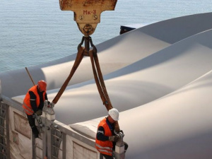 Порт Мариуполя принимает 60-метровые лопасти из Китая для будущей ветроэлектростанции (ФОТО)
