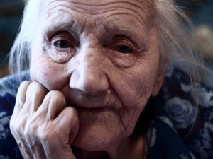 Мариупольские полицейские спасли 95-летнюю старушку (ВИДЕО)