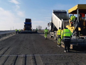 Продолжается ремонт трассы между Мариуполем и тремя портовыми городами Украины