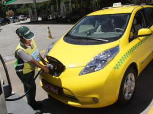 Мариупольцы хотят получить городское такси с электрокарами и единым тарифом
