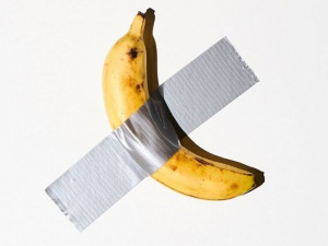 В США художник съел банан, проданный за $120 000 (ФОТО+ВИДЕО)