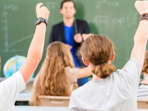 Мариупольским учителям и школьникам планируют выделить премии