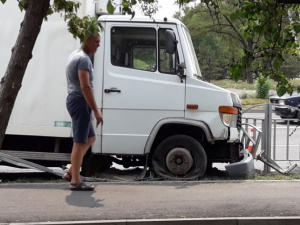 В Мариуполе неуправляемый грузовик влетел в ограждение (ФОТО)