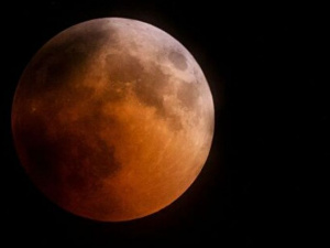 Началось самое длительное лунное затмение за пять столетий (ОНЛАЙН)