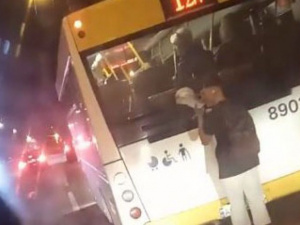 В Мариуполе парень на роликах стал «прицепом» автобуса (ВИДЕО)