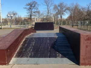 В мариупольском парке обновили испорченную вандалами скейт-площадку