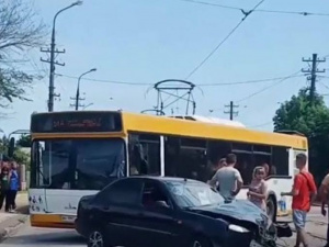 В Мариуполе столкнулись автобус, легковушка и грузовик: заблокировано движение транспорта