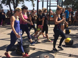 На побережье в Мариуполе спортсмены из Донецкой области показали силу и выносливость (ФОТО)